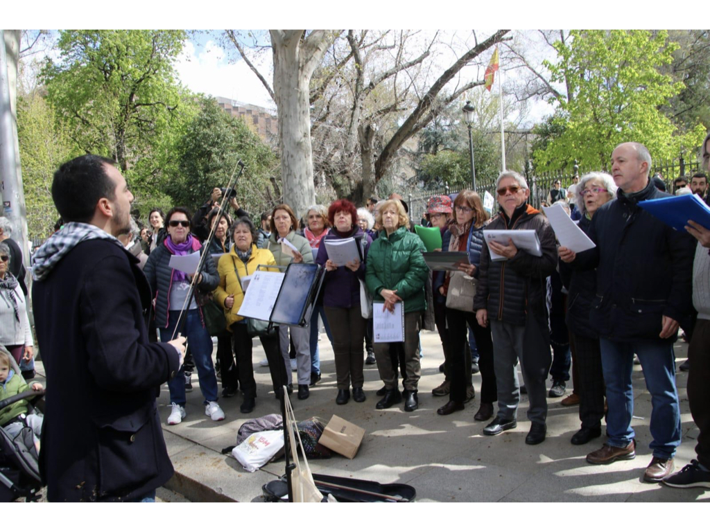 Coro Solfónica cantando en un parque