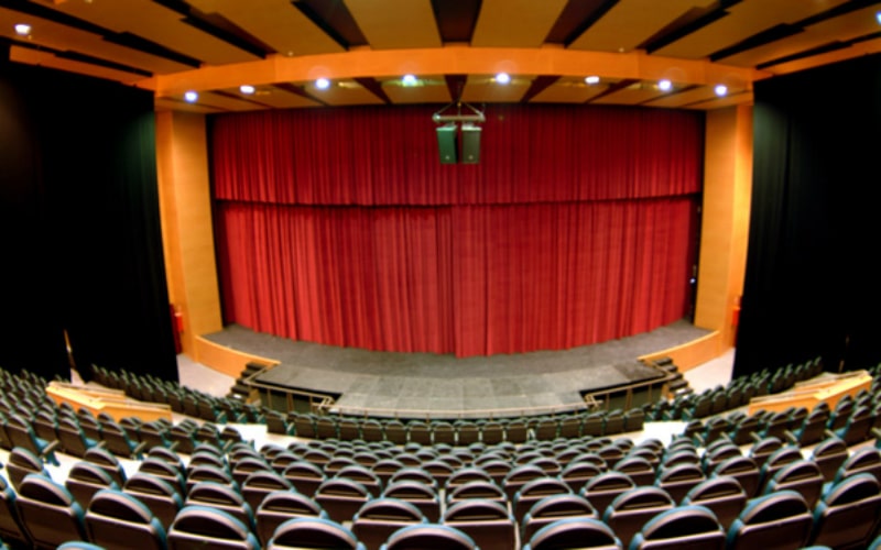 Escenario del Auditorio Pilar Bardem con el telón rojo cerrado