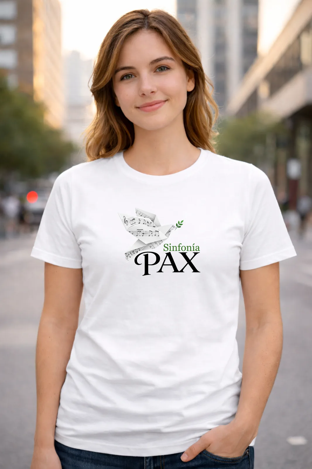 Camiseta blanca con la paloma musical y el nombre Sinfonía PAX