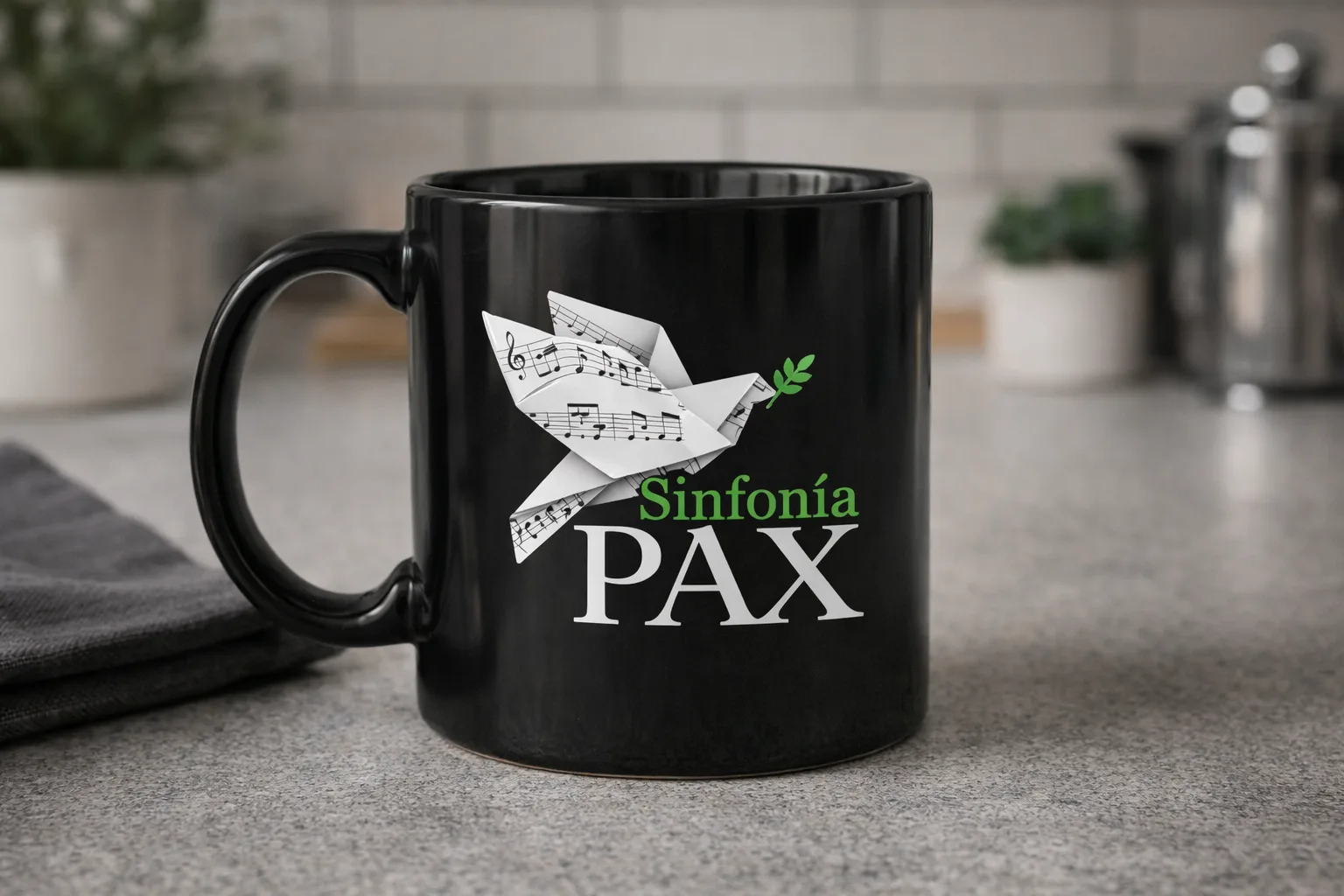 Taza negra con la paloma musical y el nombre Sinfonía PAX